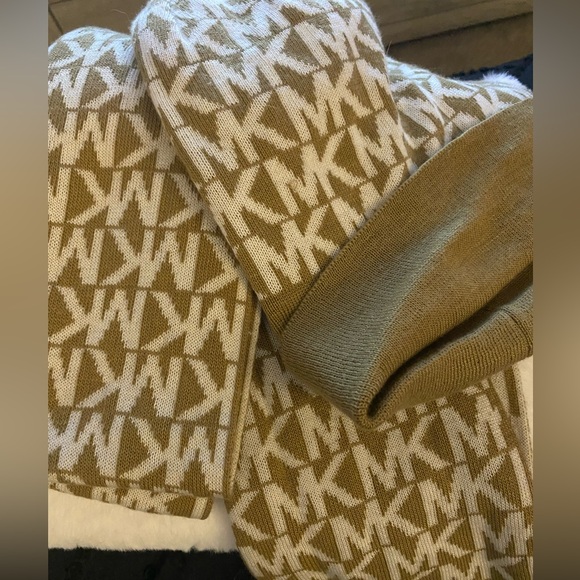Michael Kors Women's Logo Scarf, Hat set, Camel/Cream * GLOVES NOT INCLUDED * - Picture 5 of 6